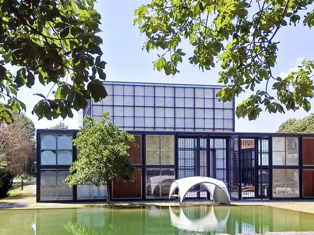 Tradition trifft Moderne: Die Doppelglasfenster des Pavillons, die den Kreuzgang einfassen, sind mit verschiedenen Materialien aus Natur und Technik gefüllt.  | Foto: Reiner Schmalzl