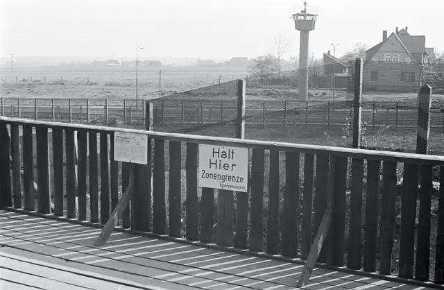 Zonengrenze in Sicht: Blick von der Westseite auf die DDR-Grenzanlagen in Stapelburg | Foto: Grenzmuseum Schifflersgrund, Sammlung Werner Silla