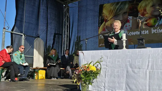 Brunhilde Leidreiter ist als Lektorin im Kirchenkreis Bad Liebenwerda aktiv, so wie hier beim Apfeltag in Döllingen.

