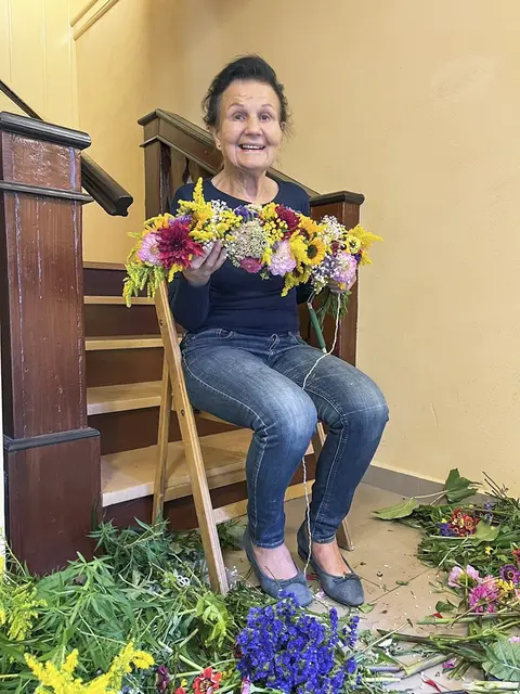 Kantorin mit grünem Daumen: Irmhild Rüdiger bindet seit 20 Jahren die Blumengirlande, die zum Herder-geburtstag das Grab des Theologen schmückt. | Foto: Conny Mauroner
