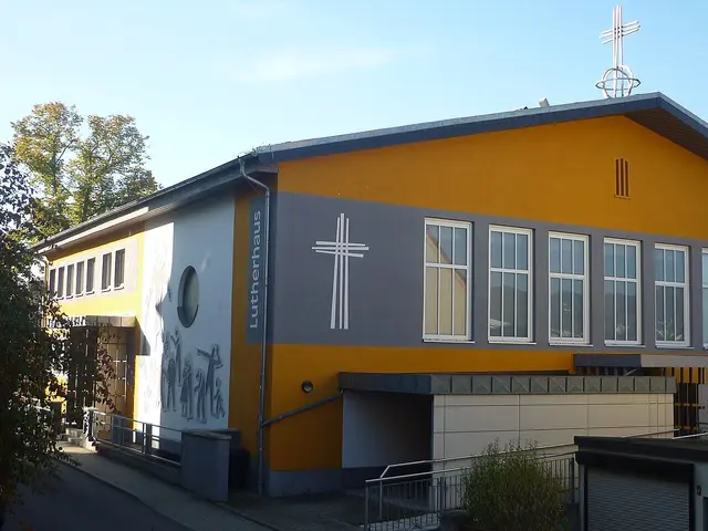 Dokumentiert im Buch als eine der mit West-Geld erbauten Kirchen in der DDR: das Lutherhaus in Jena, eingeweiht am 18. Dezember 1977 | Foto: Drahnier, CC0, https://commons.wikimedia.org/w/index.php?curid=112566239