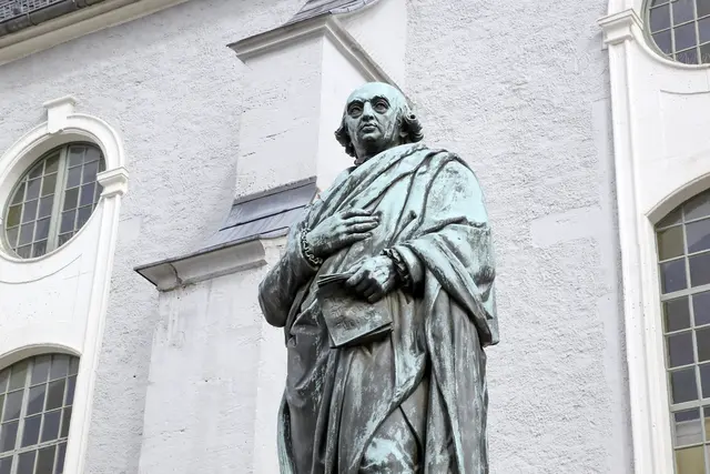 Das Denkmal von Johann Gottfried Herder vor der Stadtkirche St. Peter und Paul (die von den Weimarern kurz "Herderkirche" genannt wird) | Foto: Doris Weilandt