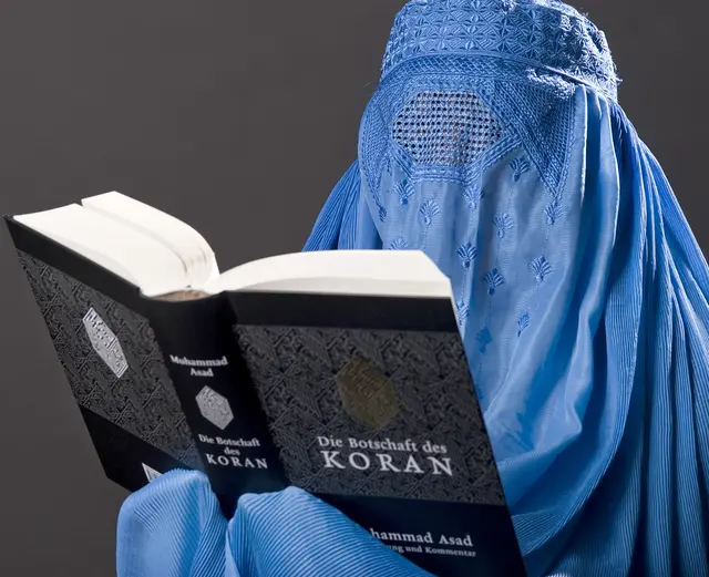 Isoliert und entrechtet: In Afghanistan sind Frauen seit 2021 aus weiten Teilen des öffentlichen Lebens verdrängt. Mädchen dürfen nur die Grundschule besuchen; weiterführende Schulen und Universitäten bleiben ihnen verschlossen. | Foto: epd-bild/Ralf Maro