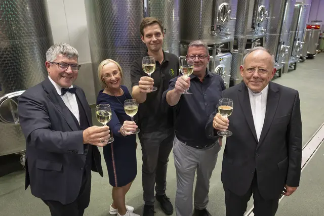 Hoch die Gläser: Friedrich Kramer, Sabine Schwenken, Winzer Tom Andrä, Ralf Schwenken (Präses der Vereinigten Kirchen- und Klosterkammer) und Bischof Ulrich Neymeyr. | Foto: Paul-Philipp Braun