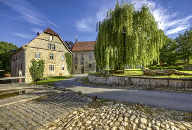 Großes Denkmal – große Herausforderungen: Das Kloster Anrode besteht aus 17 Gebäuden, darunter die barocke Kirche sowie die im 17. Jahrhundert errichtete Propstei. | Foto: DSD/Roland Rossner