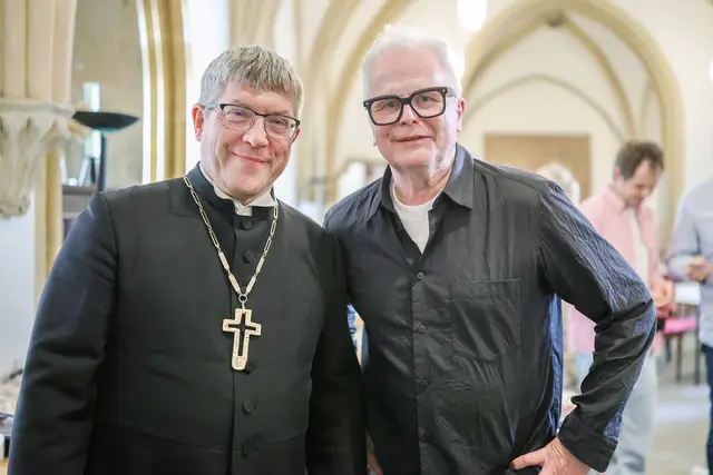 Chormusik verbindet: Herbert Grönemeyer (r.) und EKM-Landesbischof Friedrich Kramer setzten im Magdeburger Dom ein Zeichen für das gesellschaftliche Miteinander. 
 | Foto: Viktoria Kühne