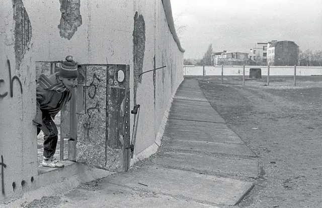 Der Zukunft zugewandt: Was im August 1986 noch undenkbar schien, war im Februar 1990 möglich – die Mauer war offen, wie hier am Potsdamer Platz in Ost-Berlin.  | Foto: Foto: epd-bild/Rolf Zöllner