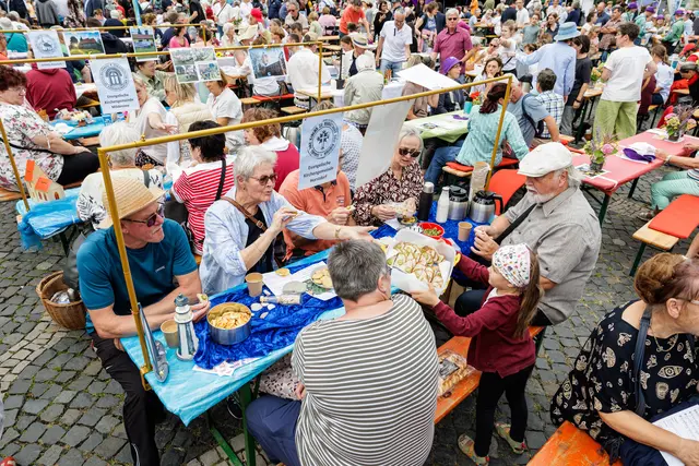 An etwa 120 Tischen begrüßten die Kirchengemeinden Gäste zum Mittagessen. | Foto: epd-bild/Jens Schlüter