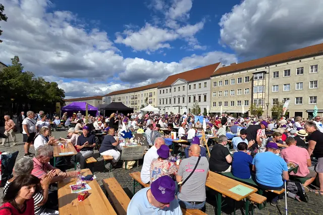 Etwa 2.000 Besucher füllten denb Marktplatz zum Kirchenta. | Foto: Thomas Nawrath