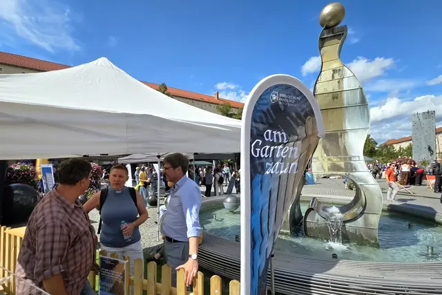 Gespräche am Gartenzaun führte der Direktor der Evangelischen Akademie aus Wittenberg, Christoph Maier (rechts), auf dem Dessauer Marktplatz. | Foto: Thomas Nawrath