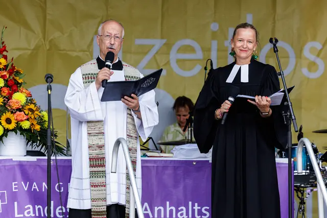 Ökumenischer Gottesdienst mit Peggy Rotter, Landesjugendpfarrerin der Landeskirche Anhalts, und dem katholischen Pfarrer Christoph Tretschok der Pfarrei St. Peter und Paul Dessau | Foto: epd-bild/Jens Schlüter