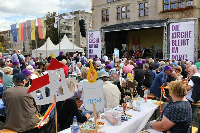 Rund 2.000 Gäste füllten den Marktplatz in Dessau zum Kirchentag., | Foto: Thomas Nawrath