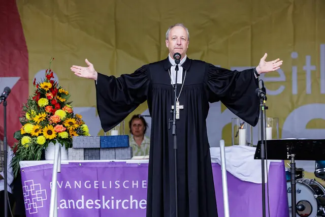Bischog Christian Stäblein von der EKBO erteilte den Schlusssegen. | Foto: epd-bild/Jens Schlüter