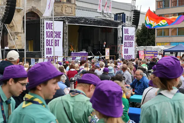 Etwa 2.000 Gäste feierten auf dem Marktplatz in Dessau mit. | Foto: Thomas Nawrath