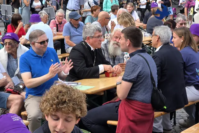 Landesbischof Friedrich Kramer im Gespräch mit Kirchentagsbesuchern in Dessau. | Foto: Thomas Nawrath
