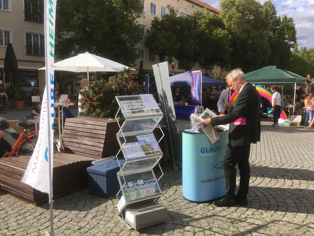 Kirchenpräsident Karsten Wolkenhauer kann in der aktuellen Ausgabe unter anderem vom 1. Kirchentag in Anhalt lesen: Jan Brademann ist dazu im Archiv fündig geworden. | Foto: Gerlint Buchwald