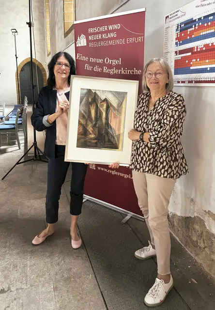 Feininger-Motiv für Schuke-Klang: Gabriele Häußler (l.) und Ingrid Schröter mit dem Kunstdruck.  | Foto: Angelika Reiser-Fischer 
