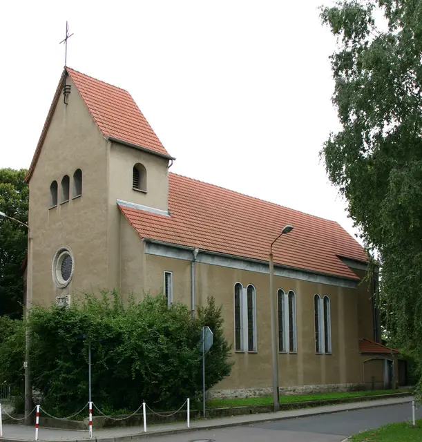 Die einstige katholische Kirche Heilige Drei Könige zu Großkayna – inzwischen bekannt als Zirkuskirche | Foto: Ralf Lotys, CC BY 3.0, https://commons.wikimedia.org/w/index.php?curid=15880544