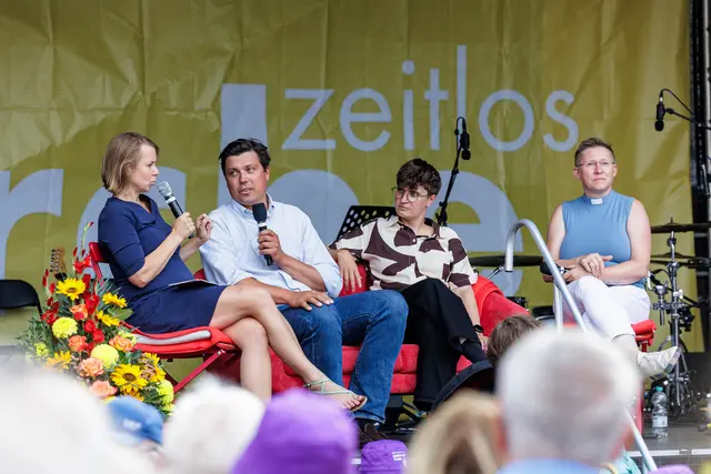 Moderatorin Helene Bubrowski (links) auf dem Podium mit Pfarrer Justus Geilhufe, EKD-Präses  Anna-Nicole Heinrich und Regionalbischöfin Bettina Schlaudraff in Dessau am 30. August. | Foto: Reinhard Mawick