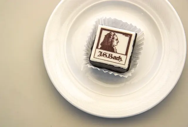 Jeder möchte ein Stück vom Kuchen: In der DDR wurde Bach ideologisch vereinnahmt. So wurde der Komponist als Rebell gegen Kirche und Obrigkeit darge-stellt, wofür es historisch jedoch kaum Anhaltspunkte gibt.  | Foto: epd-bild/Rolf Zöllner