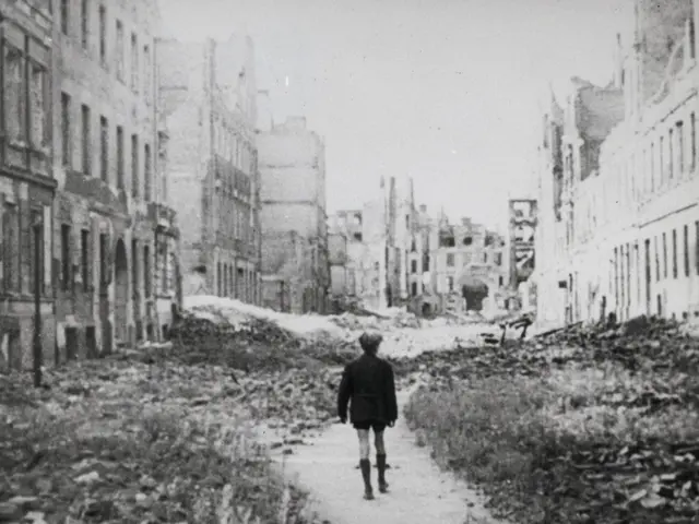 Foto: Szene aus dem Film „Deutschland im Jahre Null“ | © Filmmuseum Berlin - Deutsche Kinemathek