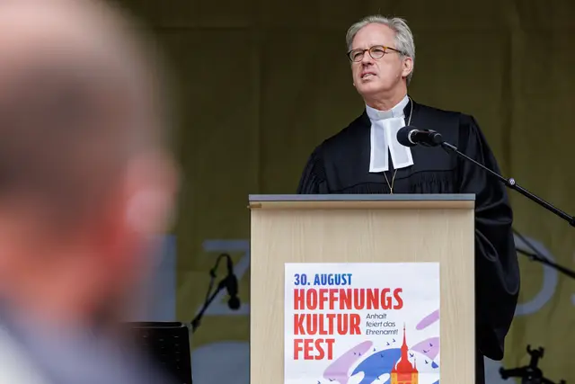 Kirchenpräsident Karsten Wolkenhauer predigt beim Hoffnungskulturfest in Dessau am 30. August. | Foto: Reinhard Mawick
