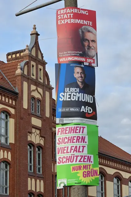 Wahlplakate vor einer Schule. | Foto: Thomas Nawrath