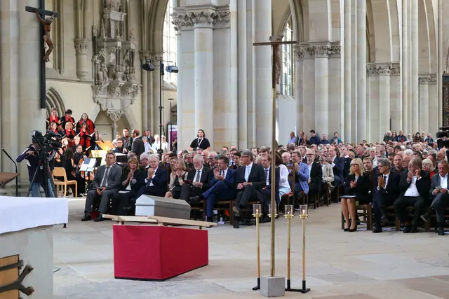 Mehr als 1.000 Gäste im Festgottesdienst, unter ihnen neben Vertretern der Kirchen und der Landesregierung von Sachsen-Anhalt zudem Kulturstaatsminister Wolfram Weimer, Magdeburgs Oberbürgermeisterin Simone Borris, der Generaldirektor der Kulturstiftung Christian Philipsen, Landesarchäologe Harasld Meller sowie Abgeordnete aus Bundestag und Landtag. | Foto: Thomas Nawrath