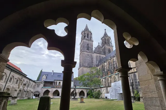Nach dem Stadtbrand am Karfreitag 1207 ließ der Magdeburger Erzbischof Albrecht an Stelle des romanischen Doms des 10./11. Jahrhunderts eine gotische Kathedrale errichten. Seitdem wurde das Kaisergrab oberirdisch in zentraler Lage im Hohen Chor des Magdeburger Doms präsentiert. | Foto: Thomas Nawrath