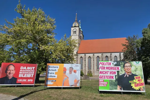Allerorten werben die Parteien für ihre Positionen - auch vor der geschichtsträchtigen Johanniskirche in Magdeburg. | Foto: Thomas Nawrath
