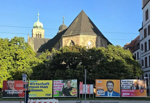 Plakat-Großparkplatz vor der katholischen Kathedrale St. Sebastian in Magdeburg. | Foto: Thomas Nawrath