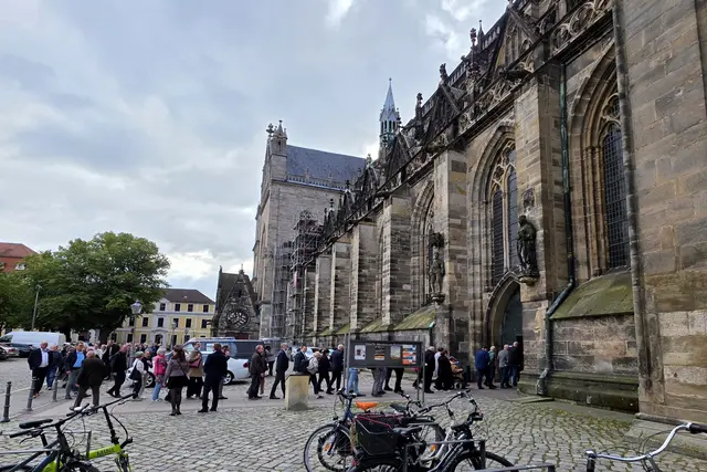 Schon eine Stunde vor beginn des Gottesdienstes eine lange Schlange auf dem Domplatz. Etwa 1.000 Gäste gaben Kaiser Otto I. das letzte Geleit. | Foto: Thomas Nawrath