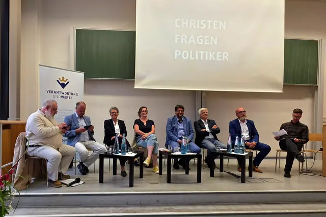 "Christen fragen Politiker" hieß ein Wahlforum im August - bei dem u. a. SPD-Politikerin Juliane Kleemann (4. von links) und AfD-Mann Hans-Thomas Tillschneider (2. von rechts) die kirchenpolitischen Positionen ihrer Parteien erläuterten. | Foto: Thomas Nawrath