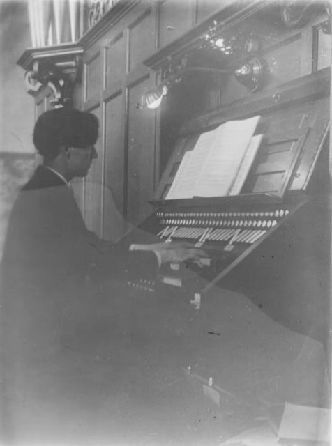 Organist in der Synagoge in Bielefeld, um 1910 (Foto: Rennrudi, Wikimedia Commons)