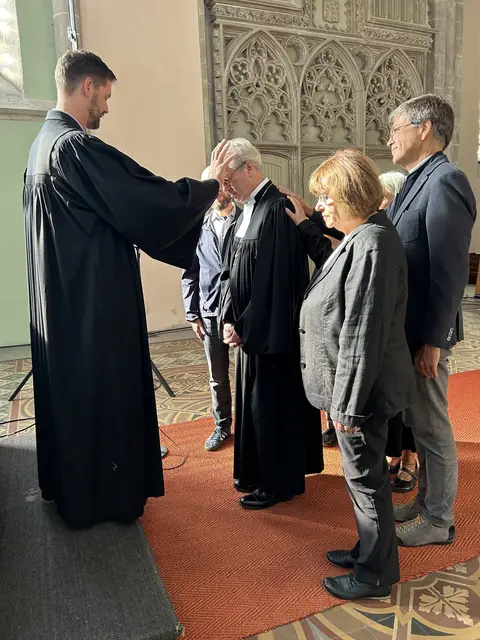 Martin Olejnicki (l,) und der Gemeindekirchenrat segneten Karsten Wolkenhauer in seinen Dienst an der St. Jakobskirche ein.  | Foto: Foto: Willi Wild 