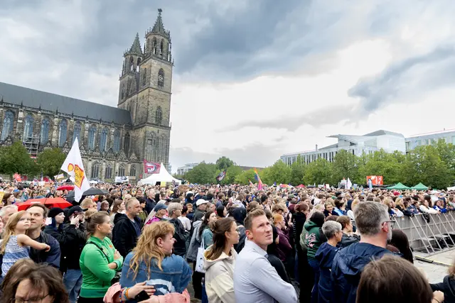Das Bündnis „Sachsen-Anhalt. Weltoffen!“ hat am Tag vor Landtagswahl zu einem Demokratiefest auf dem Magdeburger Domplatz eingeladen - und mehr als 10.000 Menschen kamen, um zu feiern, um Zeichen für die Demokratie, Toleranz und Vielfalt im Land zu setzen. | Foto: epd-bild/Paul-Philipp Braun