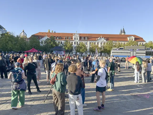 Der Magdeburger Domplatz kurz nach Bekanntgabe der ersten Hochrechnung. Im Hintergrund der Landtag von Sachsen-Anhalt.  | Foto: Foto: Willi Wild
