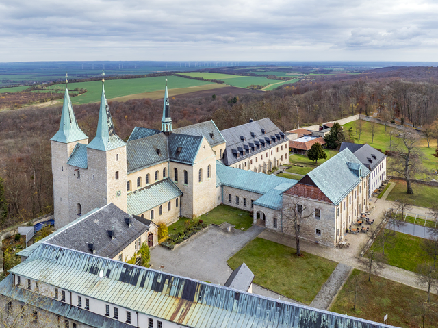 Die Huysburg wurde 1080/1084 als Benediktinerabtei gegründet und 1804 infolge der Säkularisation von Preußen aufgelöst. Erst 1972 konnte wieder ein benediktinisches Mönchskloster auf dem Gebirgskamm eröffnet werden. | Foto: IMG