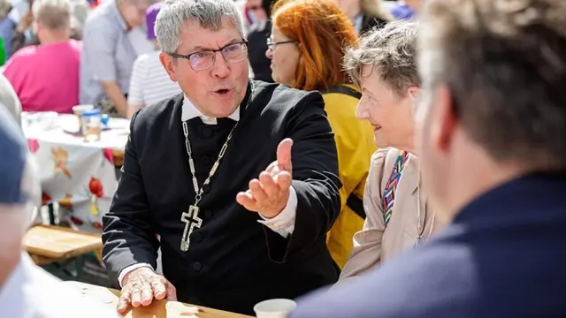 Im Gespräch: Landesbischof Friedrich Kramer auf dem Hoffnungskulturfest am Sonntag vor der Wahl in Dessau | Foto: epd-bild / Jens Schlüter