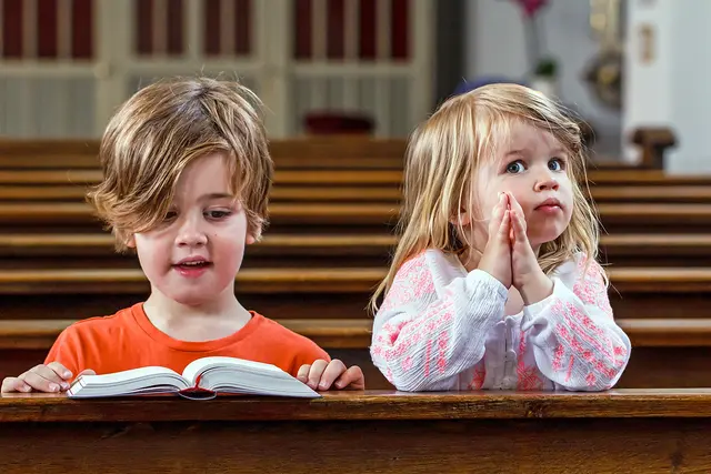 Kennt doch jedes Kind? Jesus selbst sagt, wie wir beten sollen, denn unser Vater weiß, was wir bedürfen, bevor wir bitten. (Matthäus 6,12) | Foto: lagom – stock.adobe.com