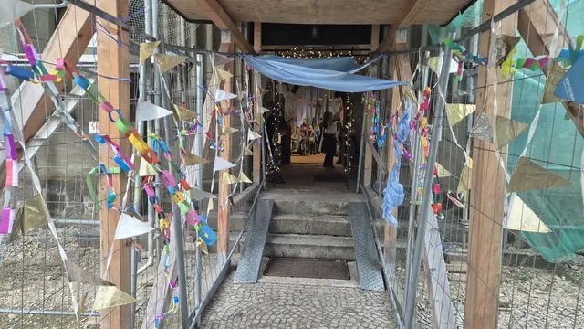 Der Eingang zur Kirche Kunterbunt | Foto: Andrea Schulze