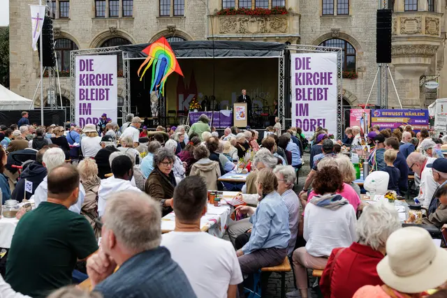 Es bleibt der Wunsch der Christen im Land: Die Kirche bleibt im Dorf! Hier artikuliert berim Hoffnungskulturfest in Dessau-Roßlau, eine Wooche vor der Landtagswahl. | Foto: epd-bild/Jens Schlueter (Schlüter)