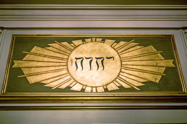 Das Tetragram JHWH steht in der hebräischen Bibel für den Namen Gottes. Er ziert zum Beispiel Kanzeln oder Altäre. | Foto: Hadrien – stock.adobe.com