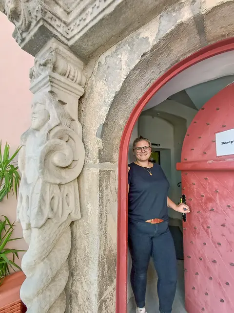 Von der Burgfrau zur Bauherrin: Hausleiterin Tanja Goldscheck  | Foto: Fotos (2): Reiner Schmalzl