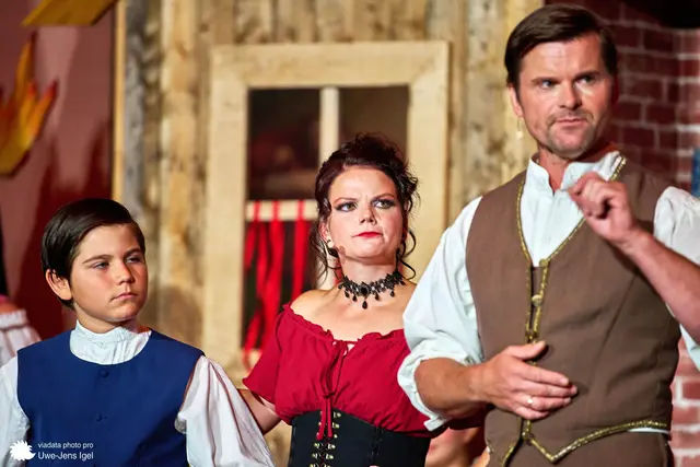 Anna Bach mit Ehemann Hans und Sohn Christoph (Natalie, Lars und Neo Schüller) | Foto: Erika und Jens-Uwe Igel