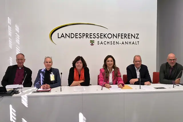 Gemeinsam für die Menschen im Land: In der Landespressekonferenz sprachen (v.l.) Regionalbischof Johann Schneider (EKM), Annett Flachshaar (ver.di), Barbara Höckmann (AWO), Undra Dreßler (Lamsa) und Christoph Stolte (Diakonie Mitteldeutschland), moderiert vom Journalisten Christopher Kissmann. | Foto: Thomas Nawrath