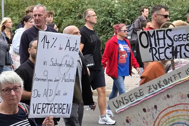 Willkommenskultur: Auch Ärzte aus dem Ausland sind Migranten. Plakate bei einer Kundgebung am 5. September in Magdeburg. | Foto: Thomas Nawrath