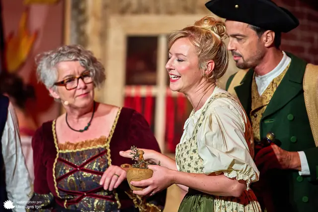 Die Obermüllerin (Grit Schack) kauft beim Buckelapotheker und Frau (Dr. Sarah und Philipp Liebezeit) | Foto: Erika und Jens-Uwe Igel