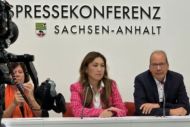 Undra Dreßler vom Migranten-Netzwerk Lamsa und Christoph Stolte von der Diakonie Mitteldeutschland in der Landespressekonferenz. | Foto: Thomas Nawrath