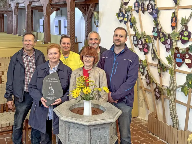 Die Gemeindekirchenratsmitglieder Werner Wogt (v. l.), Ilona Krug, Kathrin Kepke, Helga Olbert, Thomas Beyer und Sebastian Arndt vor der Taufrebe. | Foto: Uwe Kraus